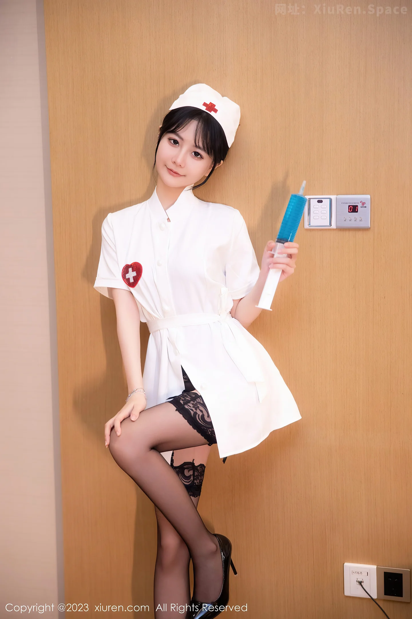 图片[3]-[XiuRen秀人网]2023.04.04 NO.6525 谢小蒽 白色女护士制服与黑色蕾丝内衣加黑丝美腿性感私房写真集-秀人网官方网站